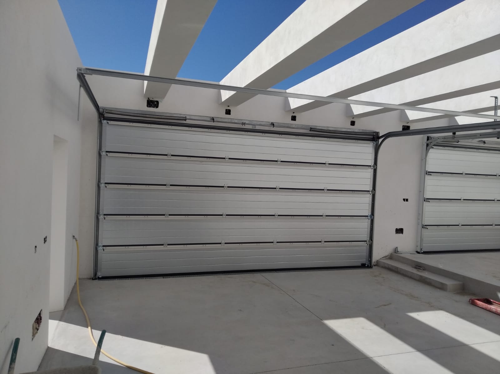 Son seguras las puertas de garaje motorizadas? - Automatismos Cypex S.L.