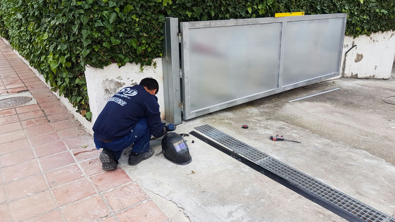 Técnico instalando una puerta abatible con desnivel de agua