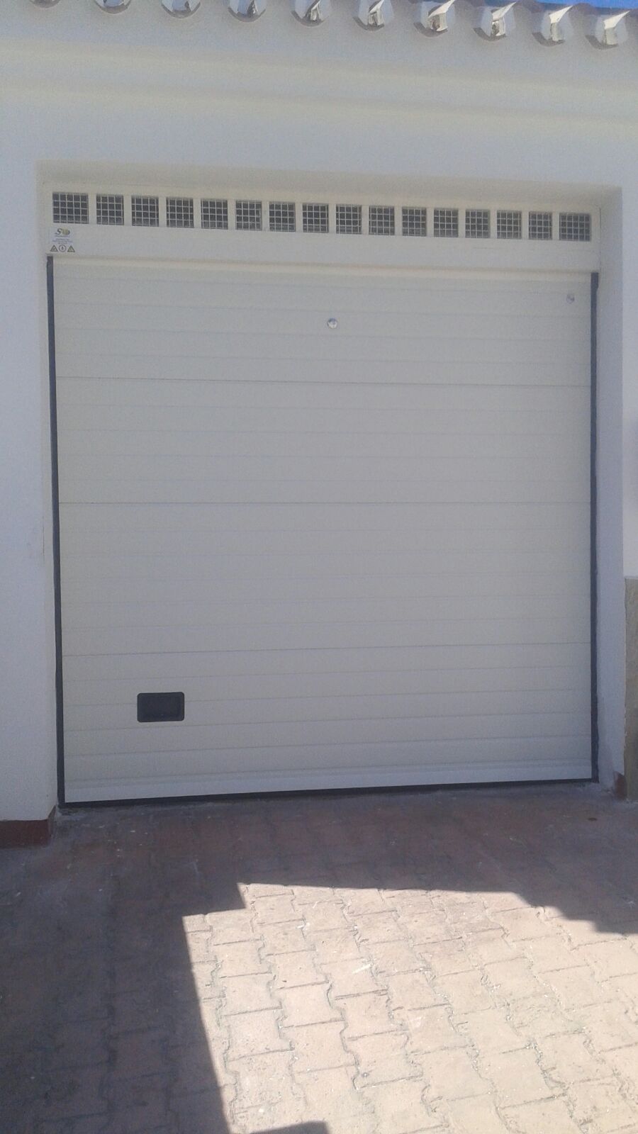 Puerta de garaje seccional en color blanco