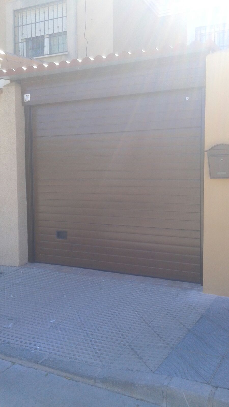 Puerta de garaje seccional en color marrón