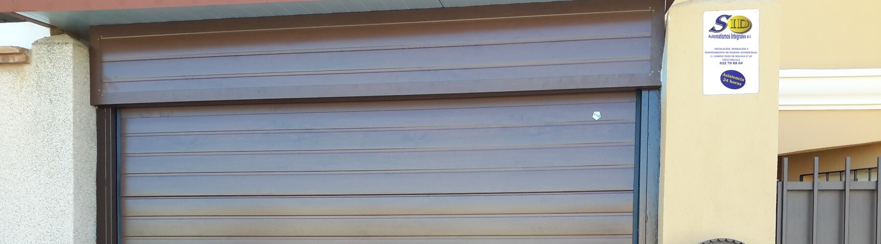 Puerta seccional de garaje de color marrón