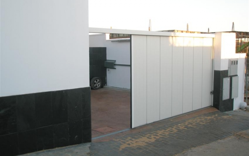 Puerta seccional con apertura lateral de color blanco